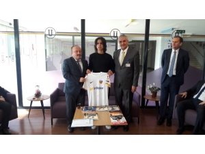 Emre Demir İmzalı Formasını Hediye Etti