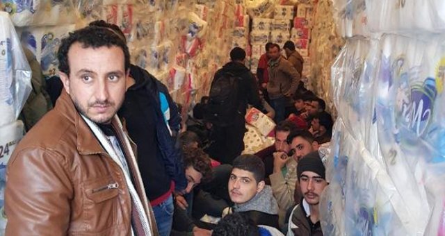 Polisin Durdurduğu Tir'daki Tuvalet Kağıtlarının Arasından 33 Kaçak Göçmen Çıktı