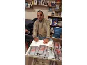 Şair Taşkın, Kitap Gelirini Mor Çatı Kadın Sığınma Evi’ne Bağışladı