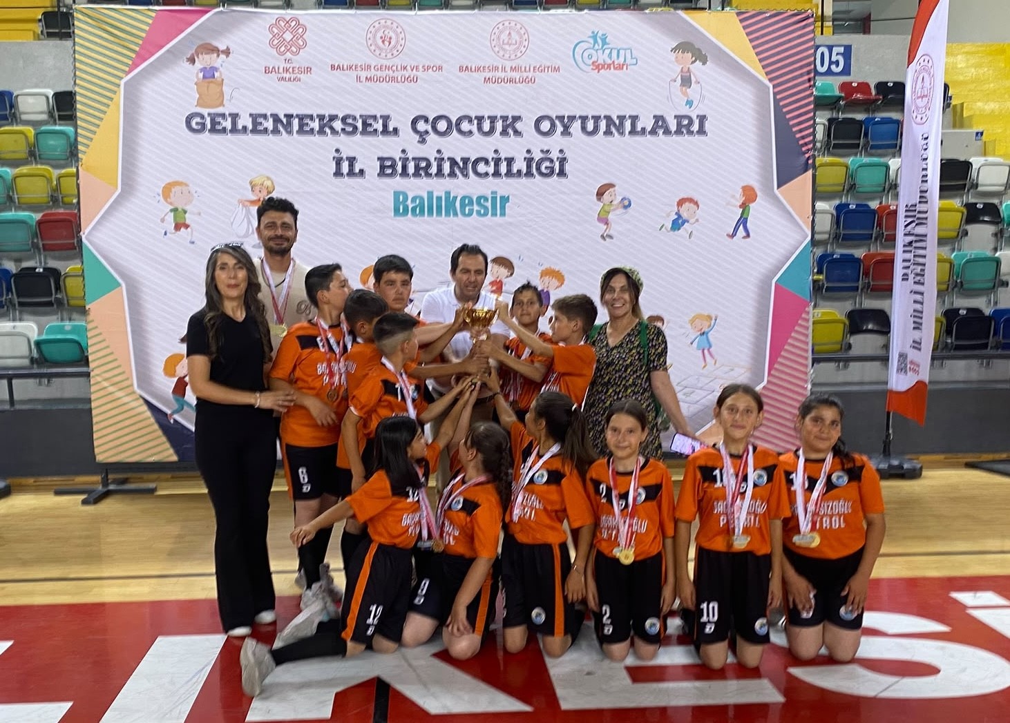 ayvalik-ta-kucuk-mahallenin-buyuk-sampiyonlari-gururlandirdi