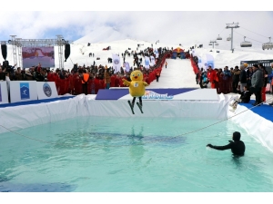 Farklı Kostümlerle Buz Gibi Suya Atladılar