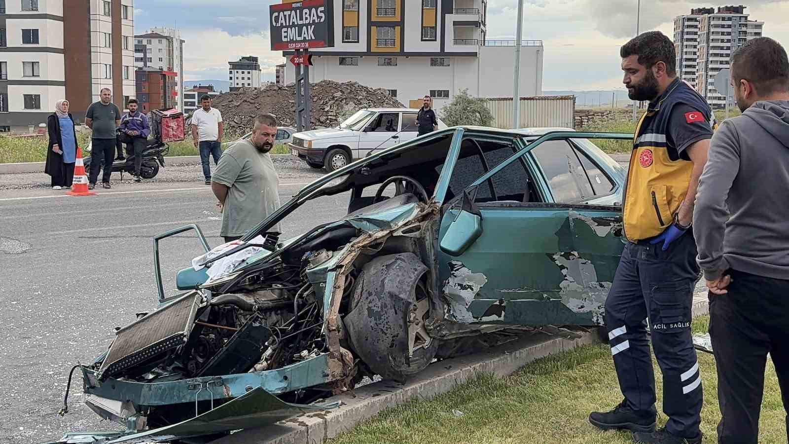 refuje-cikan-otomobil-hurdaya-dondu-1-i-agir-4-yarali