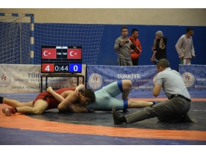 Güreş Grup Karşılaşmaları Burdur’da Devam Ediyor