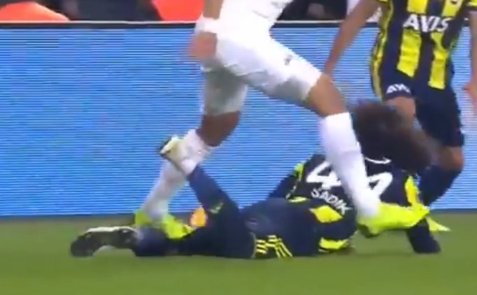 Adis Jahovic'e Var'dan Kırmızı Kart!