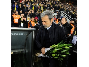 Taraftardan Aykut Kocaman’a Çiçek