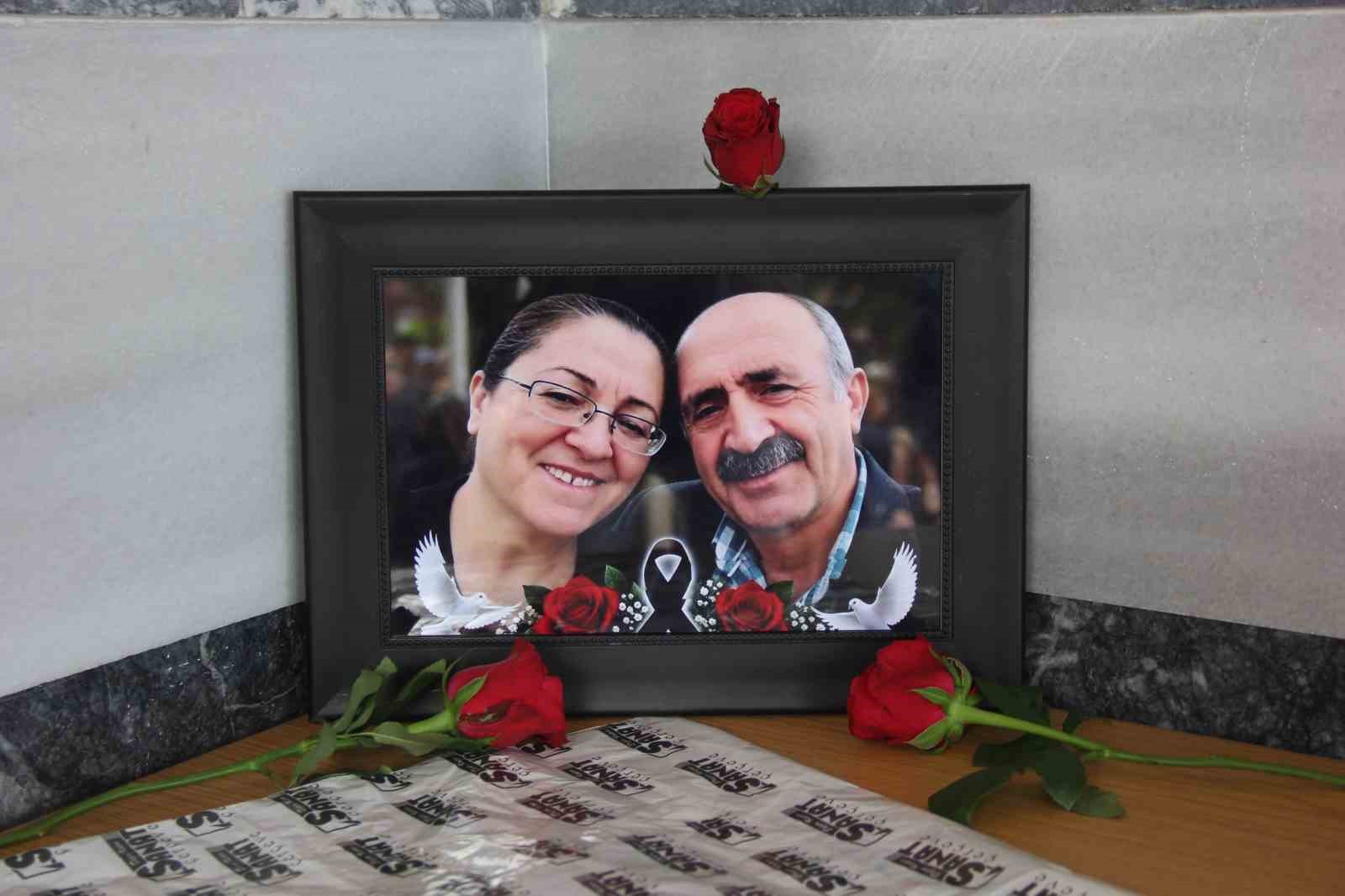 izmir-de-trafik-kazasinda-hayatini-kaybeden-kari-koca-memleketleri-sivas-ta-topraga-verildi