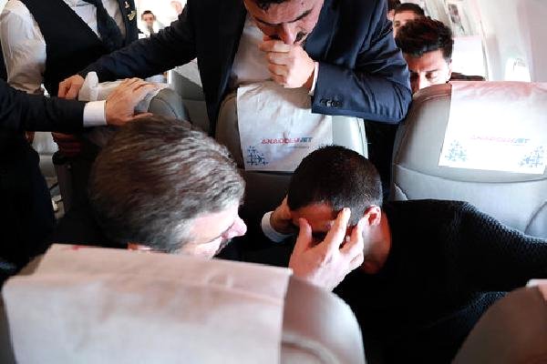 Uçakta Fenalaşan Yolcuya İlk Müdahaleyi Sağlık Bakanı Fahrettin Koca Yaptı