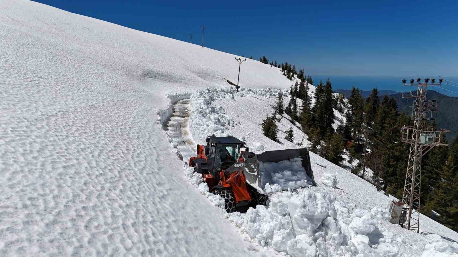 rize-de-yayla-yollarinda-kar-temizleme-calismasi-suruyor