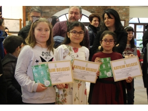 Usta Karikatüristlerin Anısına Miniklerden Sergi