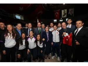 Bakan Kasapoğlu Avrupa Şampiyonlarını Kutladı