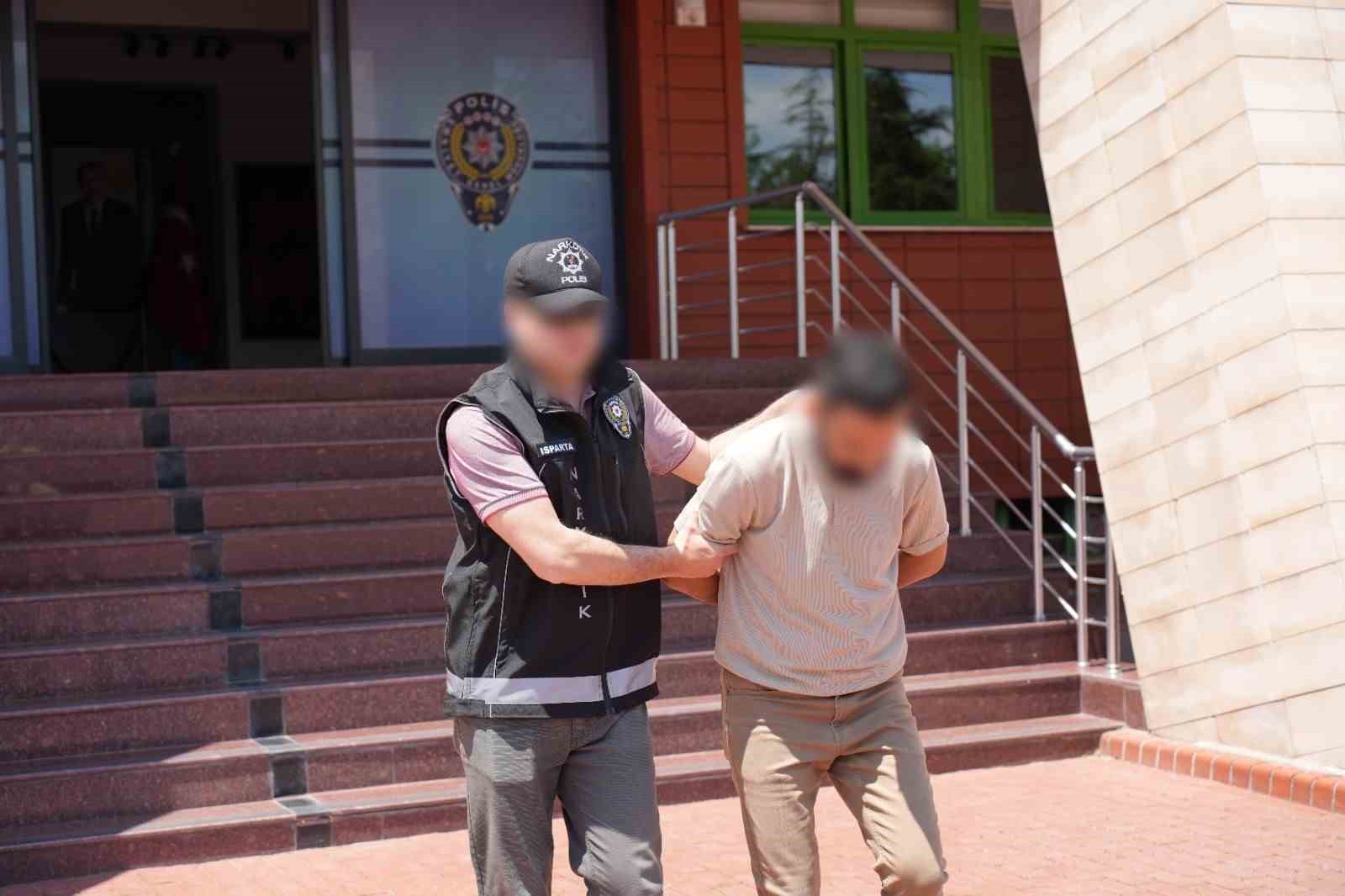 uyusturucu-ticaretinden-8-yil-hapis-cezasiyla-aranan-hukumlu-yakalandi