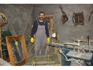 Suyun Biriktirdiği Ağaç Dallarından Sanat Eseri Çıkarıyor