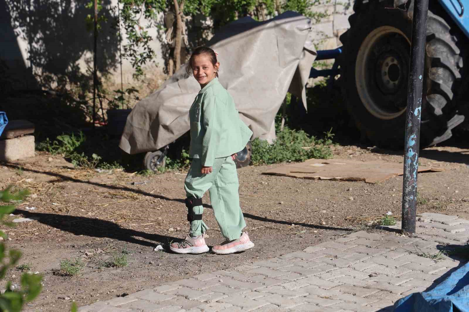 depremde-ailesini-kaybeden-zeynep-amcasina-baba-yengesine-anne-diyerek-hayata-tutundu