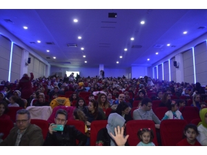 Kastamonu’da Çocuklar Aileleriyle Birlikte Tiyatronun Tadını Çıkarıyor
