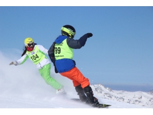 Yıldız Dağı’nda Snowboard Yarışları Nefes Kesti