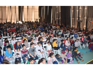 Aliağalı Çocuklar Tiyatro İle Eğlendi