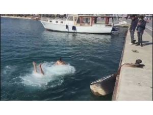 Çocuklar Şubat Ayında Deniz Keyfi Yaptı