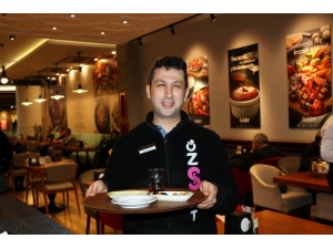 Yüzde 50 Zihinsel Engelli Ama Garsonluk Yapıyor