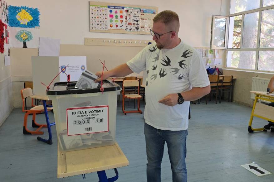 kosova-da-secmenler-18-ayda-ucuncu-kez-sandik-basinda