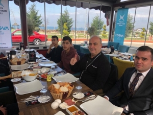 Tügva’lı Gençler Belediye Başkan Adayı Uzun’la Kahvaltıda Buluştu