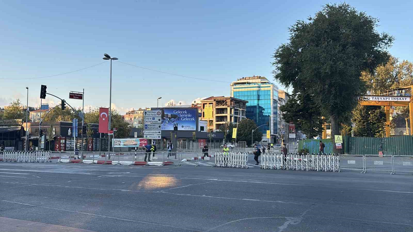 30-agustos-zafer-bayrami-kutlamalari-nedeniyle-vatan-caddesi-trafige-kapatildi
