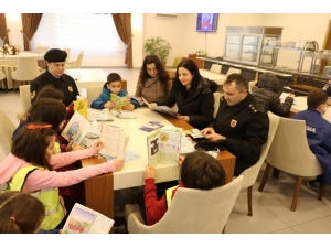 Mehmetçikle Kitap Okudular