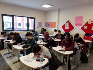 Öğrenciler Bursluluk Sınavında Ter Döktüler