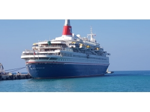 Türkiye’ye Gelen Yılın İlk Turist Gemisi Kuşadası Limanı’na Yanaştı