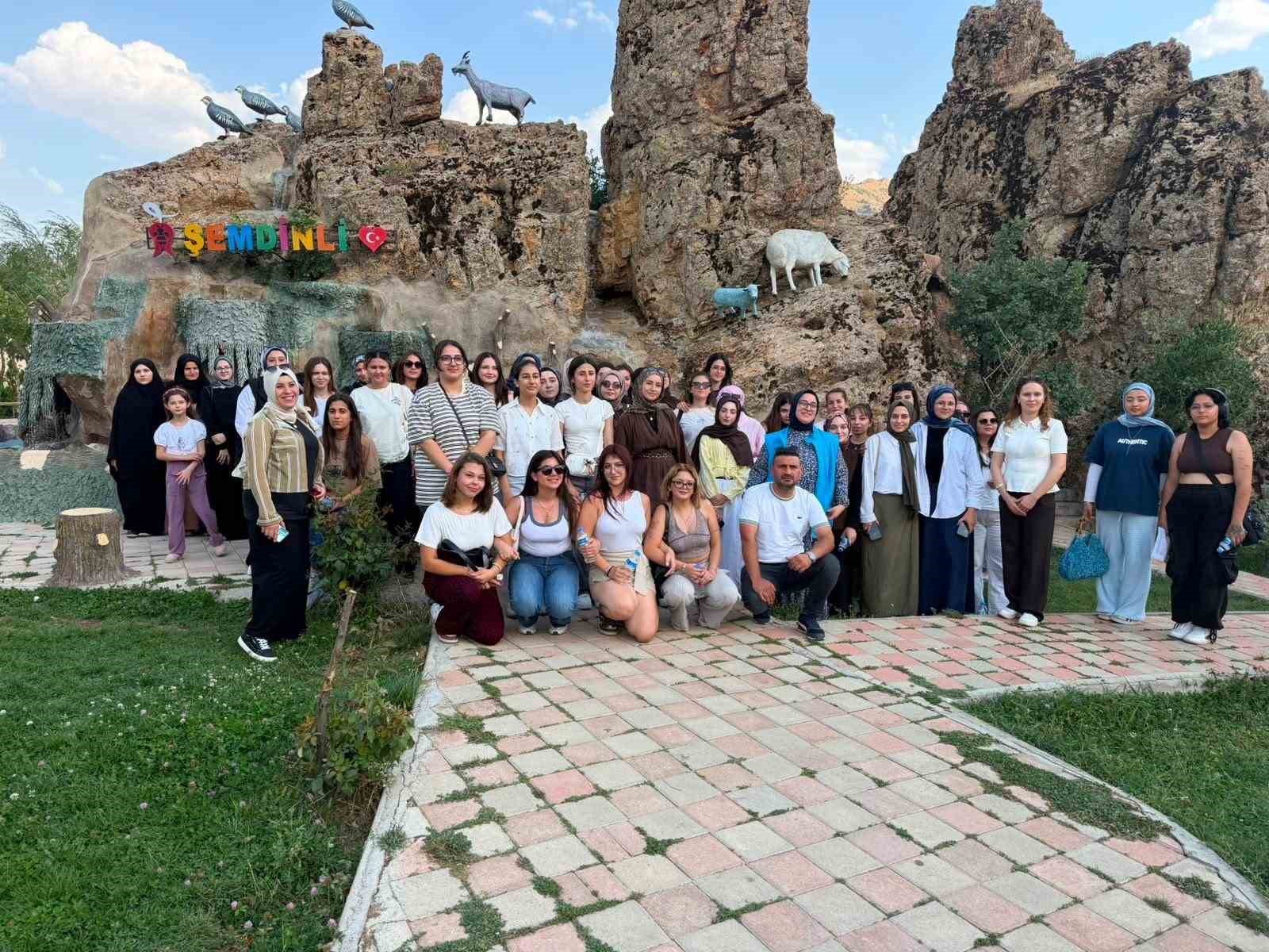 giresun-ve-igdir-dan-gelen-gencler-semdinli-yi-gezdi