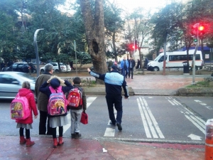 İzmit’te Zabıtalar Okul Çevrelerini Boş Bırakmıyor