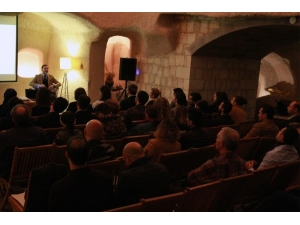 Ünlü Ekonomist Alkin, Bezirhane’de Söyleşiye Katıldı