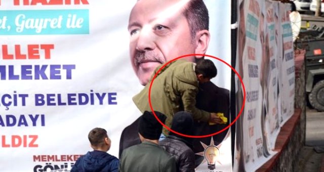 Şırnak'ta Bir Çocuk, Cumhurbaşkanı Erdoğan'ın Kirlenen Afişini Temizledi
