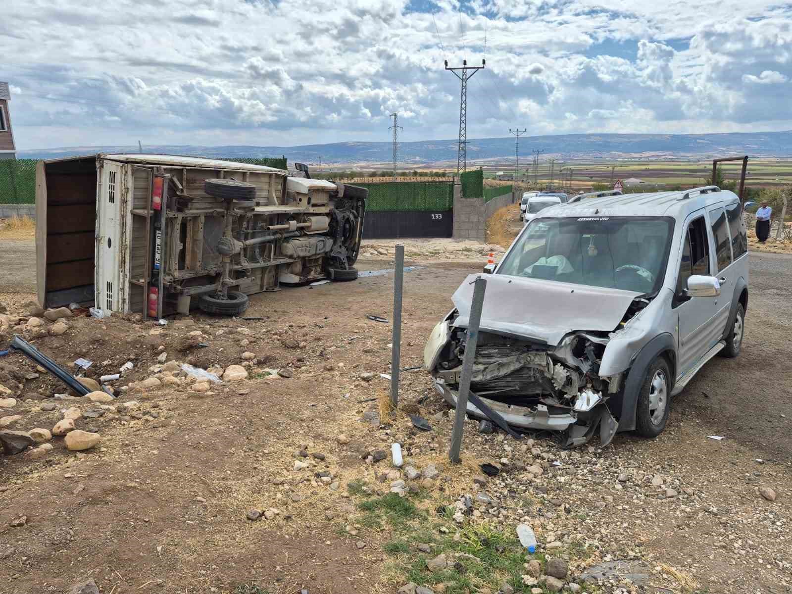 gaziantep-te-hafif-ticari-arac-ile-kamyonet-carpisti-5-yarali