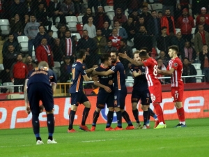 Spor Toto Süper Lig: Antalyaspor: 0 - Medipol Başakşehir: 1 (İlk Yarı)