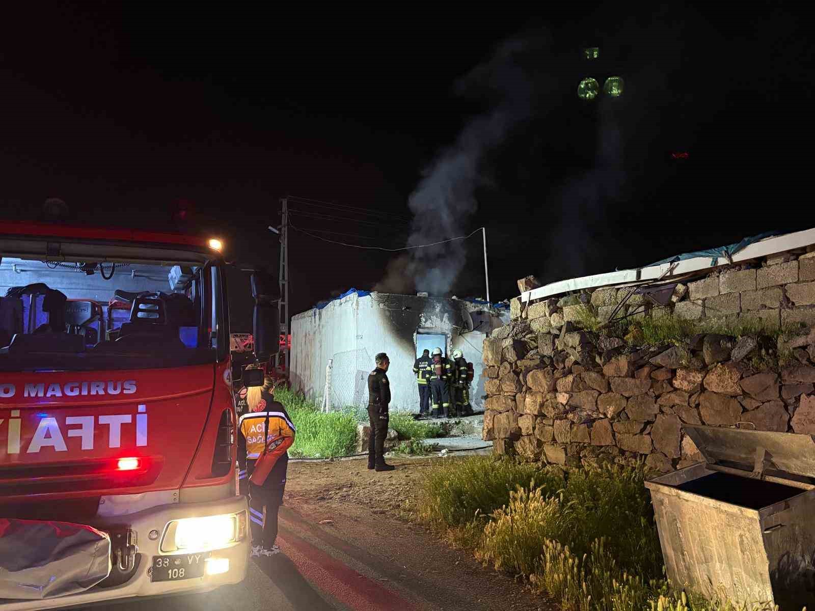 kayseri-de-metruk-evde-yangin