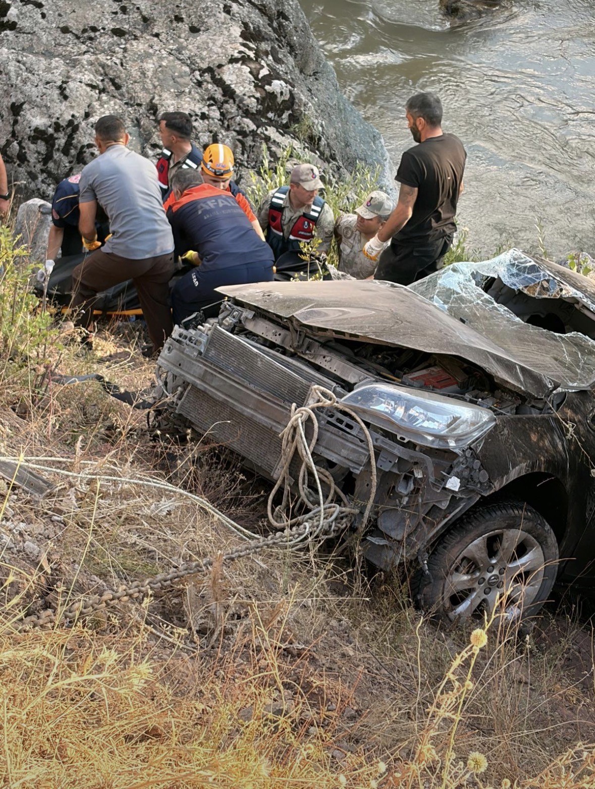 bingol-de-arac-dereye-uctu-1-olu-4-yarali