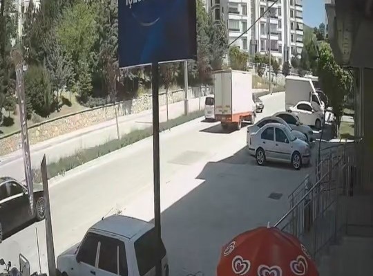 karsi-seride-gecen-otomobil-kamyonetle-carpisti-o-anlar-kameraya-yansidi