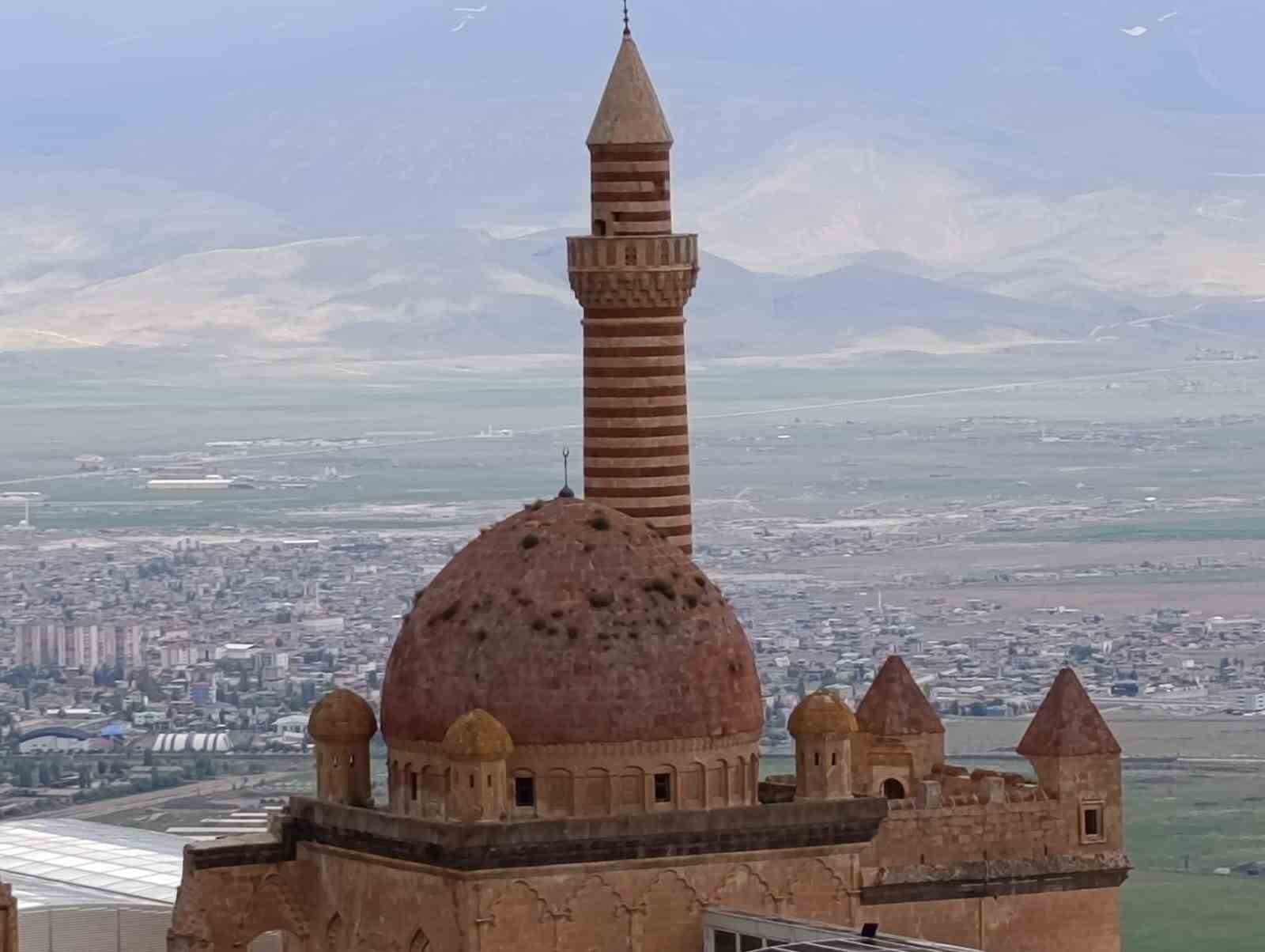 ishakpasa-sarayi-nin-kubbesindeki-otlar-ziyaretcilerin-dikkatini-cekti