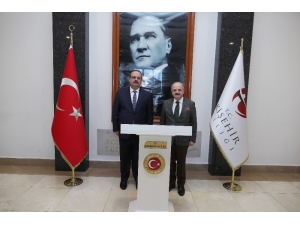 Vali Çakacak Makamında Ziyaretçilerini Ağırladı