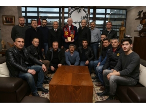 Gümüşkonaklılar’dan Kazım Kurt’a Destek Ziyareti