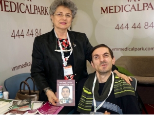 Sadece Baş Parmağını Kullanarak 4 Kitap Yazdı