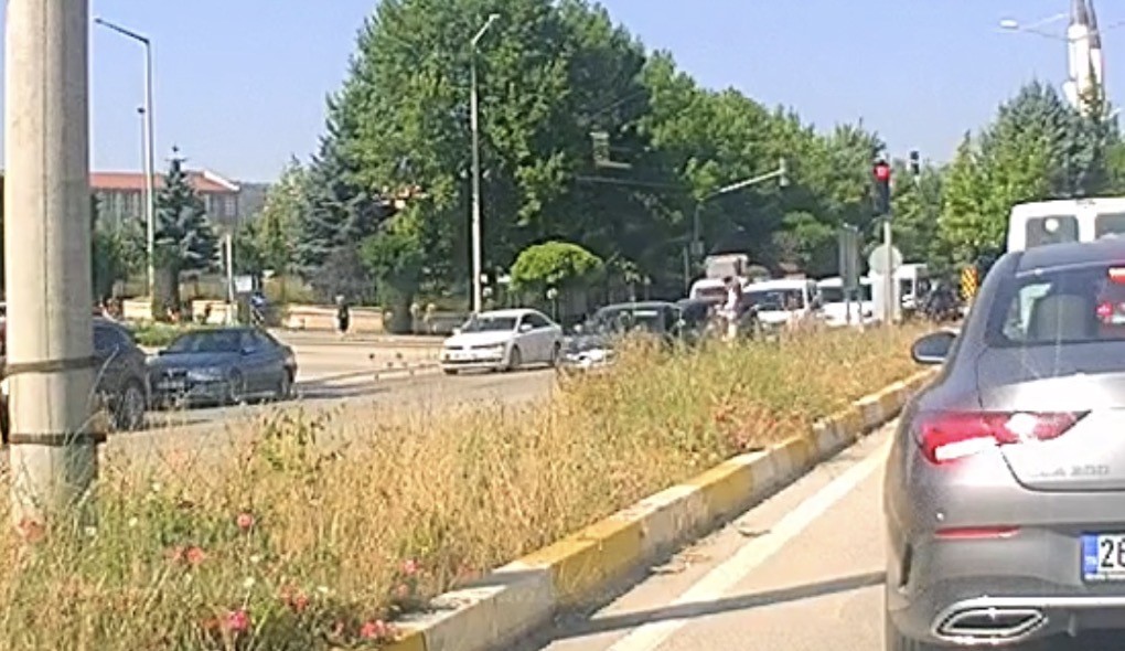 yasli-kadina-yol-vermek-isteyen-araca-baska-bir-otomobil-arkadan-boyle-carpti