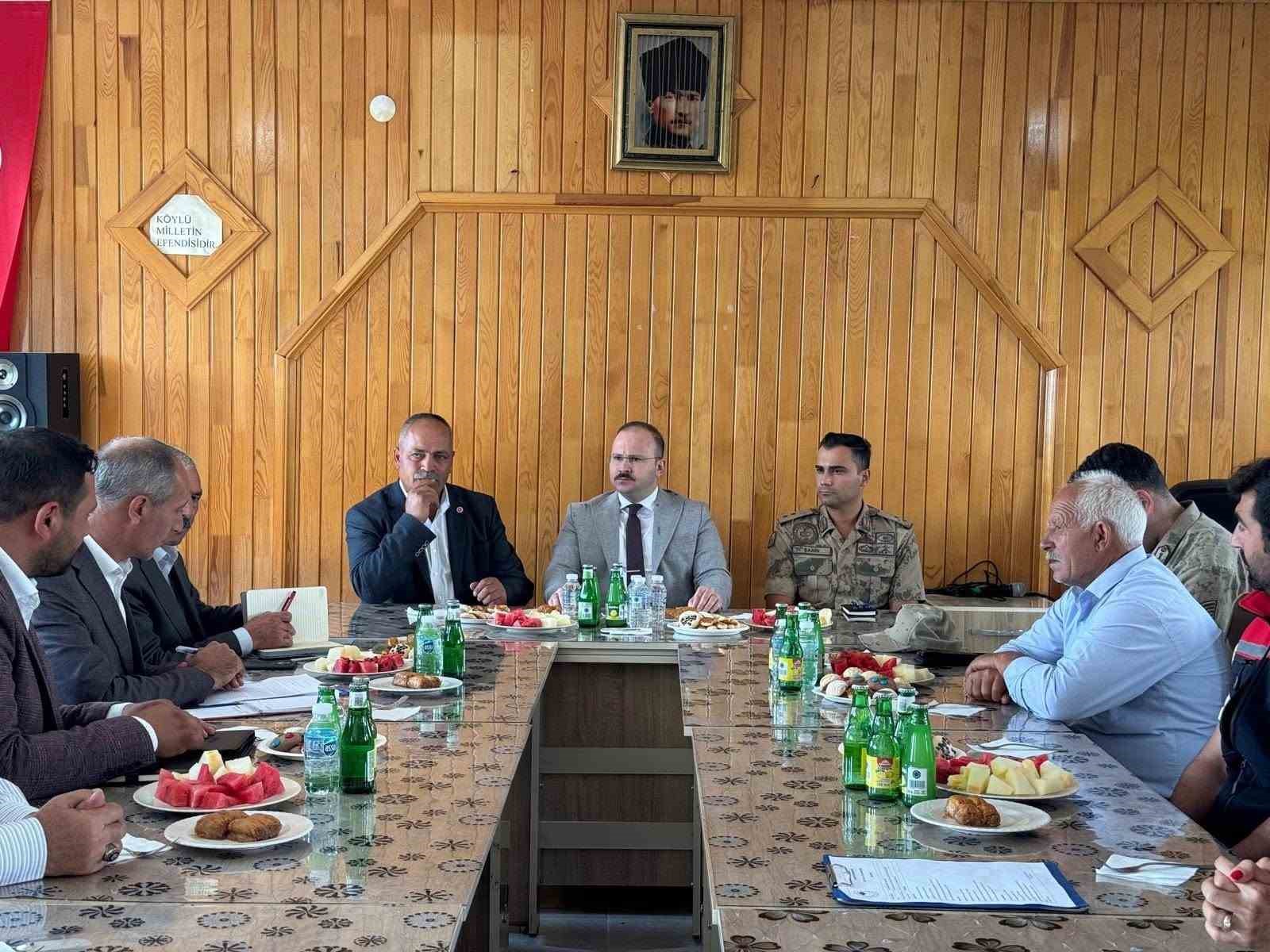 arpacay-kaymakami-guvenc-koy-ziyaretlerinde-vatandaslarin-taleplerini-dinledi