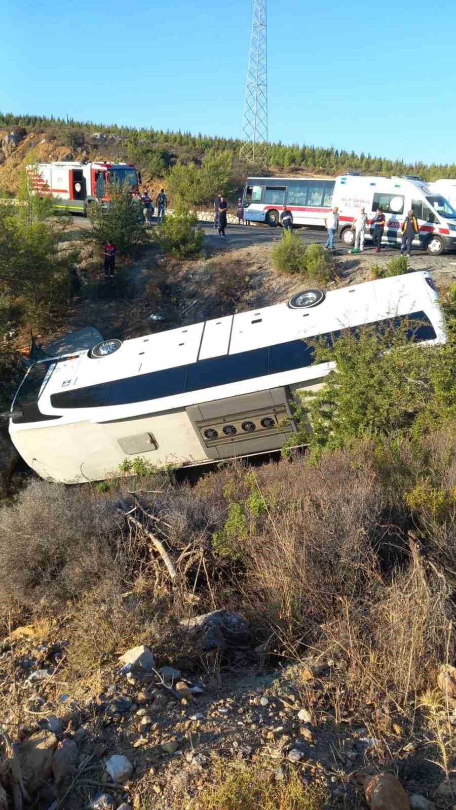 izmir-de-otobus-ve-otomobil-sarampole-devrildi-2-olu-1-yarali
