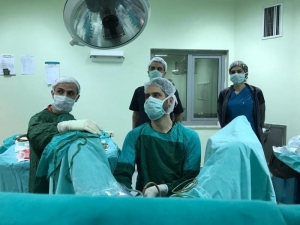 Gündüz Müdürlük Yapıyor, Akşam Poliklinik Hizmeti Veriyor, Gece De Ameliyata Gidiyor