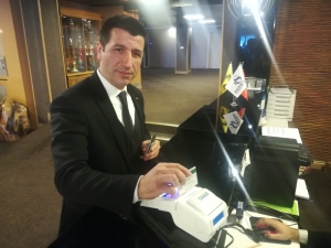 Türk Erkeği Cebinde Parası Olmasa Bile 14 Şubat’ta Sevgilisinin Yanına Boş Gitmiyor