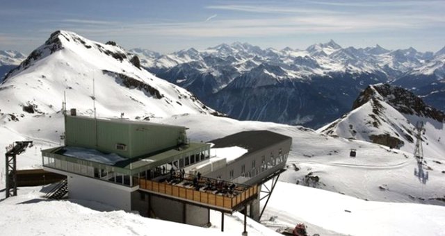 İsviçre Alpleri'nde Bulunan Kayak Merkezinde Çığ Düştü! Çok Sayıda Kişi Kar Altında Kaldı