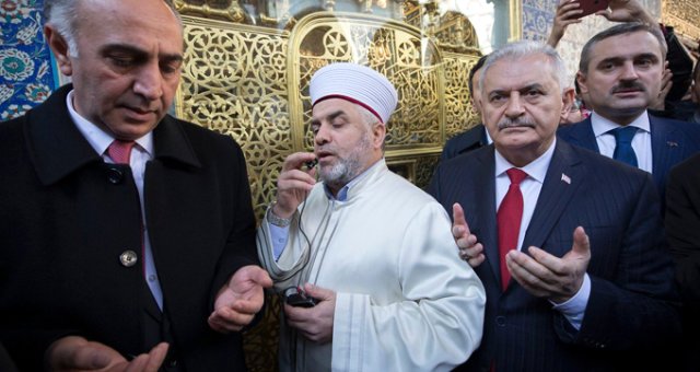 Eyüp Sultan Camii İmamı, Binali Yıldırım İçin Dua Edip Oy İstedi