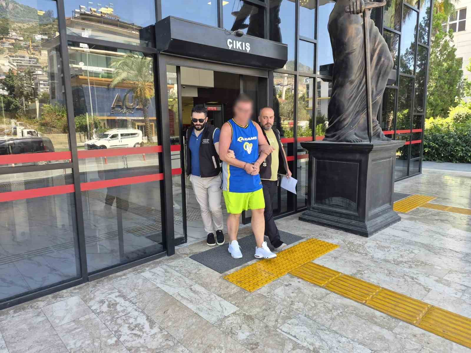 alanya-da-turk-bayragina-tukuren-ingiliz-turist-tutuklandi