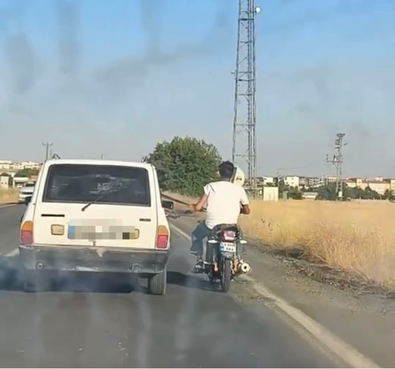 otoyolda-tehlikeli-yolculuk-motosiklet-otomobil-kemerine-tutunarak-ilerledi